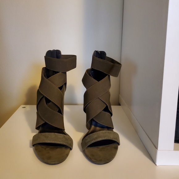 Olive heel size 7 - Picture 2 of 4